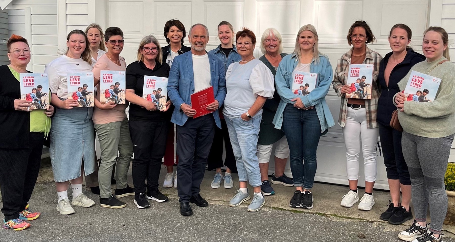 En gruppe mennesker fra kommunekomiteen i Hå. De holder TV-aksjonsbrosjyrer i hendene.
